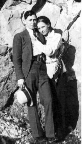  Cặp đôi tội phạm khét tiếng nhất nước Mỹ Bonnie Parker và Clyde Barrow khiến dư luận bàng hoàng khi gây ra hàng loạt tội ác nghiêm trọng. Bonnie và Clyde gặp nhau ở Texas lần đầu vào tháng 1/1930. Vào thời điểm đó, Bonnie, 19 tuổi, đã kết hôn với một tên tội phạm giết người đang ngồi tù. Trong khi ấy, Clyde, 21 tuổi, độc thân.