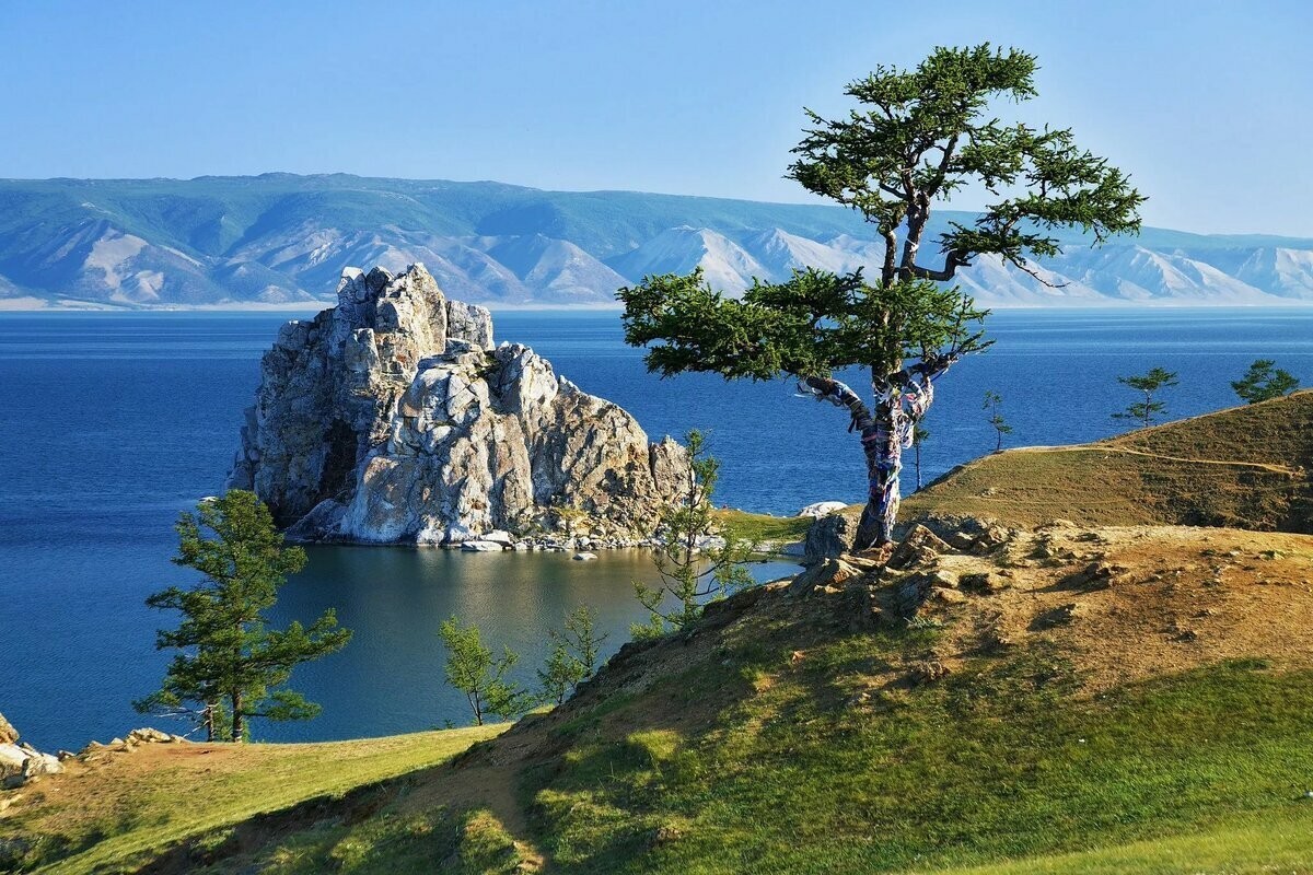 Hồ Baikal ở Siberia, Nga là  hồ nước sâu nhất trên Trái đất. Độ sâu lớn nhất của hồ là 1.642m. Đây cũng là hồ lâu đời nhất thế giới khi được hình thành cách đây khoảng 25 - 30 triệu năm.