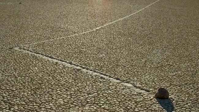 Trong suốt nhiều năm, lòng hồ khô cạn Racetrack Playa tại Vườn quốc gia Thung lũng Chết, California, Mỹ trở thành địa điểm hấp dẫn giới chuyên gia cũng như công chúng khi có hàng trăm  hòn đá "biết đi".