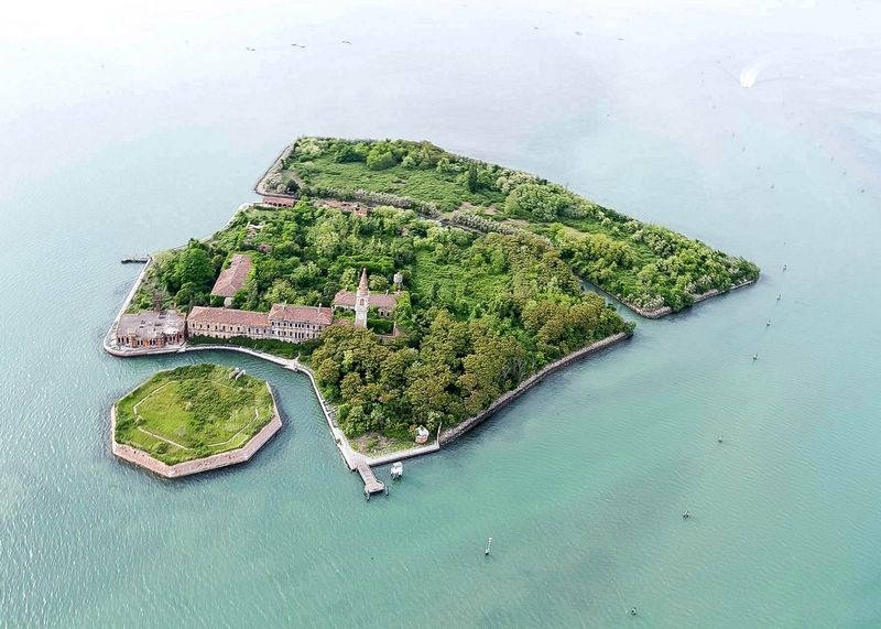 Nằm giữa thành phố Venice và đảo Lido ở phía Bắc Italy, Poveglia là  hòn đảo được nhiều người biết đến với "quá khứ chết chóc". Nơi đây bị bỏ hoang từ năm 1968 sau khi bệnh viện tâm thần trên đảo đóng cửa. Ảnh: Ted Lum/Flickr.