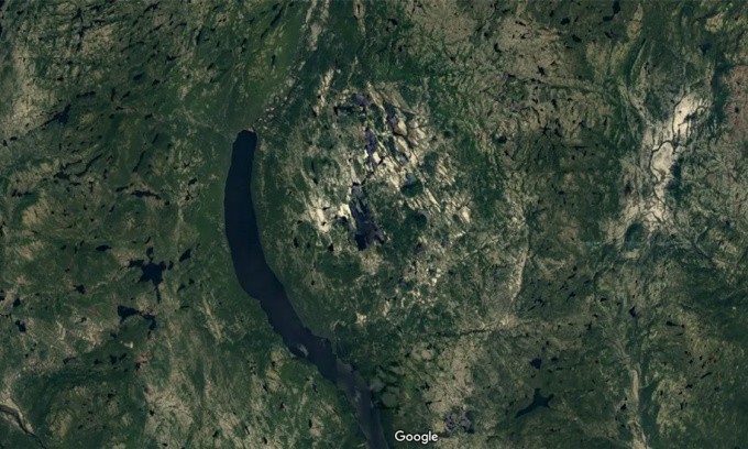 Theo IFL Science, trong lúc xem Google Maps để lên kế hoạch cho chuyến cắm trại ở Côte-Nord, Quebec, Joel Lapointe tình cờ phát hiện  cấu trúc "lạ" có hình cầu, dài khoảng 15 km bao quanh hồ Marsal. Ảnh: Google Maps.