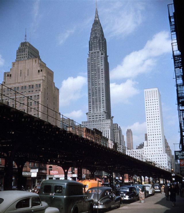 Hàng dài ô tô nối đuôi nhau trên đường phố ở New York,  Mỹ những năm 1950.