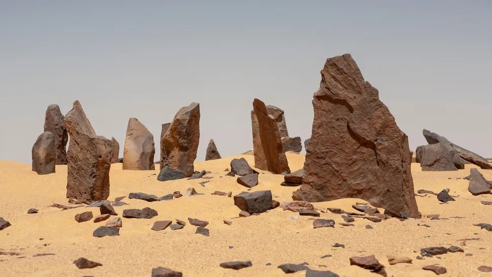  Vòng tròn đá Nabta Playa nằm ở vùng sa mạc phía nam Ai Cập, cách Aswan khoảng 280 km về phía tây nam. Nơi đây từng là khu vực sinh sống của người Nubian cổ đại. Ảnh: Mike P Shepherd/Alamy Stock Photo.