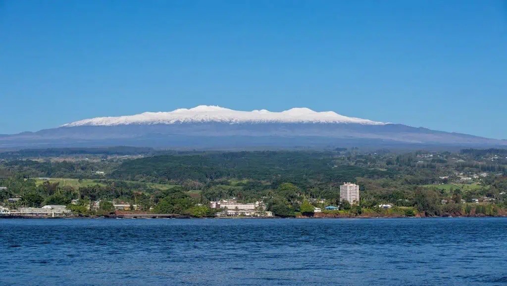 Đảo Hawaii có 5 ngọn núi lửa lớn bao gồm: Mauna Kea, Kohala, Mauna Loa, Hualalai và Kilauea. Trong đó, Mauna Kea là ngọn núi cao nhất ở Hawaii cũng như tại Thái Bình Dương. Đặc biệt, 5 ngọn núi lửa lớn này đều được người dân địa phương xem là những  ngọn núi linh thiêng. Ảnh: ultimatekilimanjaro.