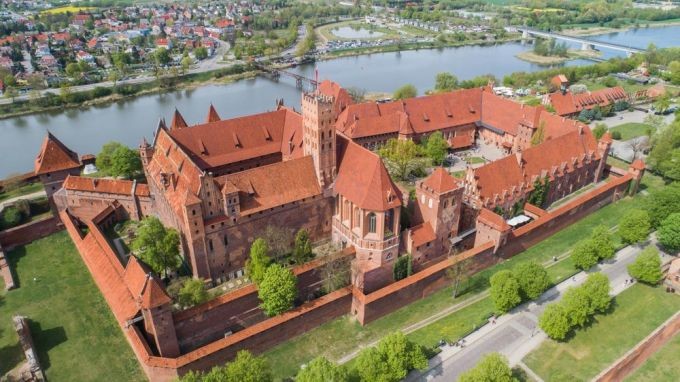  Lâu đài Malbork (hay còn gọi Marienburg) nằm bên bờ sông Nogat, lâu đài Malbork là công trình tráng lệ mang phong cách Gothic nổi tiếng của Ba Lan. Công trình kiến trúc này được các hiệp sĩ Tueton xây dựng vào thế kỷ 13.