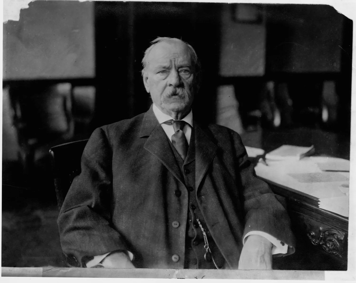 Grover Cleveland (1837 - 1908) là  Tổng thống Mỹ thứ 22 và 24. Đến nay, ông là chủ nhân Nhà Trắng duy nhất từng đắc cử 2 nhiệm kỳ không liên tiếp.