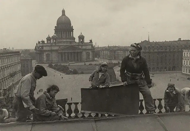 Thế chiến 2 kết thúc vào năm 1945. Ngay sau đó, các thành phố ở Liên Xô bắt đầu vào công cuộc tái thiết. Trong số này, các nhiếp ảnh gia đã ghi nhận quá trình "thay da đổi thịt" ở  thành phố Leningrad (ngày nay là St. Petersburg) từ năm 1946 - 1950. Trong ảnh là người dân sửa chữa các công trình bị hư hại do bom đạn chiến tranh.