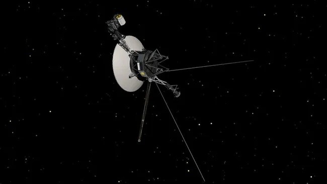 NASA mất liên lạc với  tàu vũ trụ du hành liên sao Voyager 1 từ ngày 19 - 24/10 sau khi trục trặc kỹ thuật khiến máy truyền tín hiệu chính trên tàu thăm dò ngừng hoạt động. Các kỹ sư của NASA đã sử dụng máy phát tín hiệu cũ không dùng từ năm 1981 để liên lạc với tàu Voyager 1. Ảnh: NASA/JPL-Caltech.