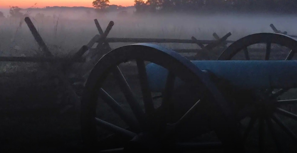 Trận Gettysburg diễn ra từ ngày 1 - 3/7/1863. Đây là một trong những trận chiến đẫm máu nhất trong Nội chiến Mỹ cũng như trong lịch sử nước này. Theo ước tính, hơn 50.000 binh lính thương vong hoặc được báo cáo là mất tích tại tại  chiến trường Gettysburg. Ảnh: Getty.