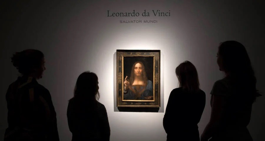 Bức tranh "Salvator Mundi" là một trong những  kiệt tác hội họa của Leonardo da Vinci. Vào năm 2017, bức họa này được bán trong một phiên đấu đấu giá với số tiền hơn 450 triệu USD. Theo đó, đây là tác phẩm nghệ thuật đắt nhất thế giới từng được bán đấu giá. Ảnh: Carl Court/Getty Images.