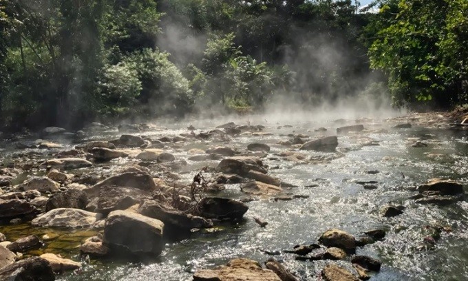 Nằm ở Peru, dòng sông nước sôi Shanay-timpishka (hay còn gọi La Bomba) được cộng đồng người bản xứ Amazon biết tới suốt nhiều thế kỷ. Tuy nhiên, sự tồn tại của  dòng sông "tử thần" này từng bị nhiều người hoài nghi, bao gồm cả một số học giả, nhà chức trách và cả ngành công nghiệp nhiên liệu hóa thạch. Ảnh: MudaCom/Shutterstock.com.