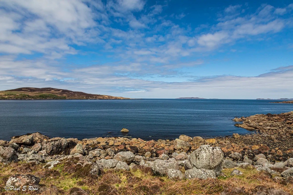 Đảo Gruinard dài khoảng 2 km, nằm cách bờ biển Ross-shire, vùng Inner Hebrides, phía tây Scotland một chuyến đi thuyền ngắn. Ngoài vài con cừu và một số du khách ghé tới,  hòn đảo này không có người ở vào thế kỷ 20. Do vậy, đảo Gruinard trở thành địa điểm lý tưởng cho những thử nghiệm vũ khí sinh học ngoài trời đầu tiên của Vương quốc Anh. Ảnh: PaulR1800 qua Flickr (CC BY-NC-ND 2.0).