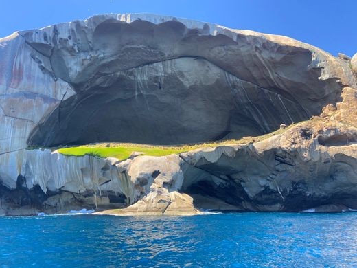  Hòn đảo Skull Rock nằm ở ngoài khơi thuộc công viên quốc gia Wilson Promontory, bang Victoria, Australia. Thoạt nhìn, hòn đảo giống như tảng đá bình thường nhô cao giữa biển. Tuy nhiên, khi nhìn kỹ, mọi người sẽ thấy hòn đảo trông giống "đầu lâu" của người khổng lồ. Ảnh: Atlasobscura.