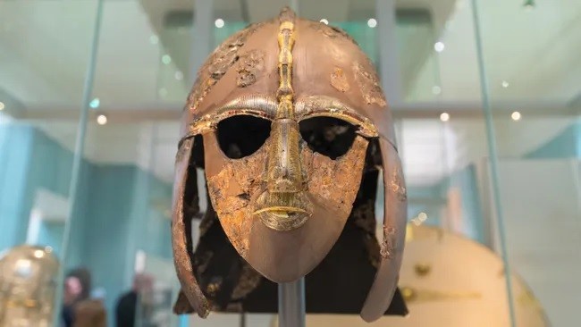 Tại địa điểm khảo cổ Sutton Hoo ở Suffolk, Anh, các chuyên gia đã tìm thấy một chiếc tàu chôn cất vào cuối những năm 1930. Trong số những  hiện vật quý hiếm tìm thấy tại đó, nổi bật là chiếc mũ sắt Sutton Hoo bị vỡ thành nhiều mảnh. Ảnh: Alex Segre / Alamy.