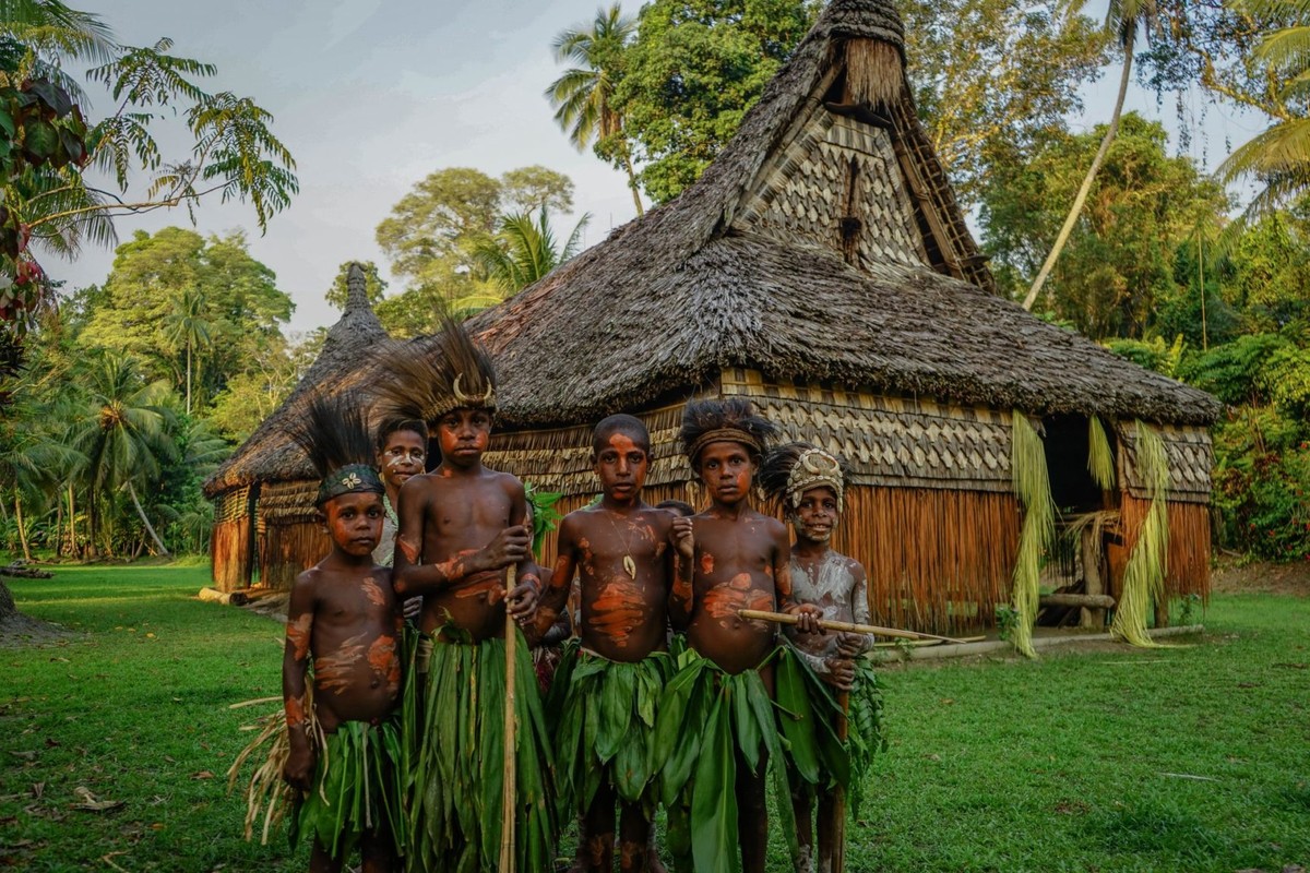 Tại quốc đảo Papua New Guinea ở châu Đại Dương, bộ lạc Chambri sinh sống ở khu vực gần hồ Chambri gây chú ý với  tập tục "rạch người" để tạo ra những vết sẹo trên cơ thể. Tập tục này dành cho nam giới. Ảnh: guardian.ng.