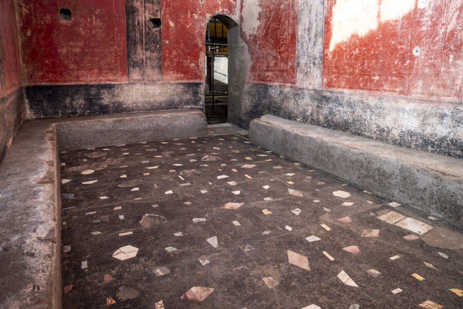 Vào năm 79 sau Công nguyên, núi lửa Vesuvius phun trào khiến thị trấn  Pompeii bị chôn vùi trong tro bụi, đất đá. Cùng với đó, hàng ngàn cư dân Pompeii thiệt mạng. Vụ phun trào núi lửa này đã bảo tồn các công trình, thi hài của cư dân... gần như nguyên vẹn theo thời gian. Ảnh: Pompeii Archeological Park Press Office.