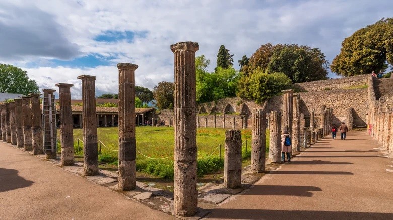 Vào năm 79 sau Công nguyên,  thành phố cổ Pompeii bị "xóa sổ" Vesuvius phun trào, giết chết hàng nghìn người. Toàn bộ Pompeii bị chôn vùi trong tro bụi, đất đá núi lửa. Theo đó, nhiều công trình, hiện vật... của người dân Pompeii bị "đóng băng" gần 2.000 năm. Ảnh: Hsalis/Shutterstock.