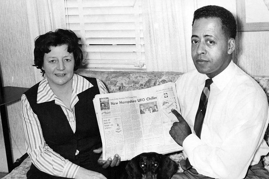 Ngày 14/12/1963, vợ chồng người Mỹ Betty và Barney Hill (trong ảnh) đến phòng khám của bác sĩ tâm thần Benjamin Simon ở Boston sau khi bị  người ngoài hành tinh bắt cóc. Ảnh: Universal History Archive/UIG via Getty Images.