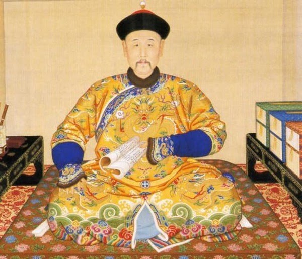 Hoàng đế Khang Hi (1654 - 1722) là một trong những vị vua thông minh, lỗi lạc và nổi tiếng nhất nhà Thanh trong lịch sử phong kiến Trung Quốc. Một trong những dấu ấn lớn nhất của ông hoàng này là việc bắt  Ngao Bái khi mới 15 tuổi. Lên ngôi từ năm 8 tuổi, vua Khang Hi khi đó còn quá nhỏ tuổi, không thể tự mình xử lý toàn bộ chuyện triều chính. Theo đó, 4 đại thần nhiếp chính, phò tá Khang Hi.