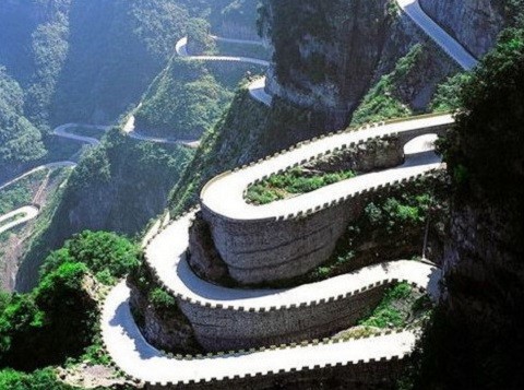 Cung đường Tian Men Shan, tỉnh Hồ Nam, Trung Quốc dài khoảng 10km. Con đường này mất 8 năm để hoàn thành (1998 - 2006). Cảnh vật trên con đường rất rất ngoạn mục. Nhưng nếu bạn dành quá nhiều thời gian ngắm cảnh thì có thể bạn sẽ sớm thấy mình đang cheo leo bên sườn núi vì đây là con đường rất nguy hiểm và đáng sợ.