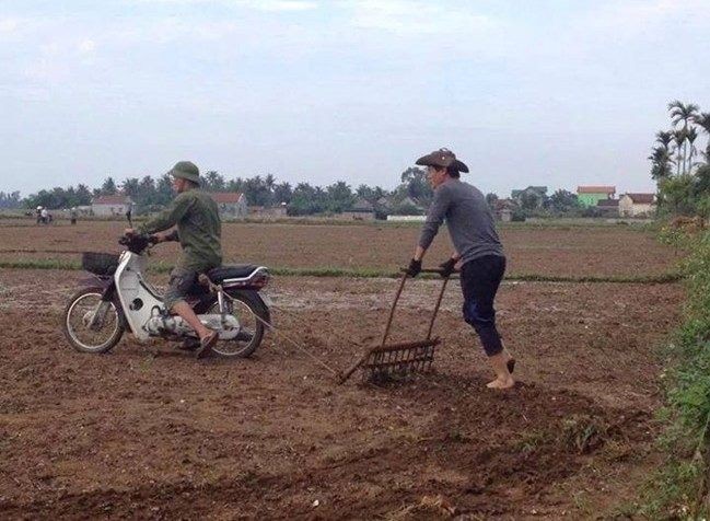 Xe máy đi trước, cái cày theo sau.