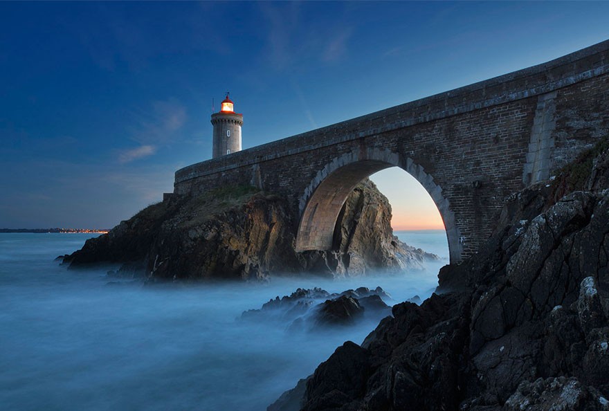 Ngọn hải đăng Phare du Petit Minou, Brest, Pháp. Nằm trên một cây cầu được thiết kế nửa vầng trăng, Ngọn hải đăng ngoài công dụng chiếu sáng hướng dẫn tàu thuyền còn là nơi gây cảm hứng cho những người yêu nghệ thuật hội họa, nhiếp ảnh.