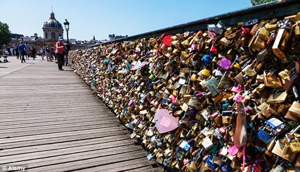 1. Cầu Pont des Arts - Paris, Pháp: Pont des Arts (Cầu đi bộ Nghệ thuật) là một cây cầu đi bộ bắc qua sông Seine tại Paris. Cây cầu này nổi tiếng là điểm đến lãng mạn không thể bỏ qua khi đến "kinh đô ánh sáng". Các đôi tình nhân đến đây để cùng dạo bước, trao nhau nụ hôn và cùng móc khóa lên cầu trước khi ném chìa khóa xuống sông Seine...