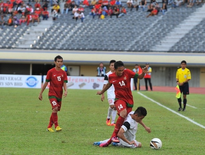 Trong giải U19 Đông Nam Á, U19 Indonesia vẫn dùng lối đá bạo lực để triệt hạ và ngăn chặn các pha lên bóng của cầu thủ U19 Việt Nam. Trong ảnh là cảnh tiền vệ Quang Hải nhận cú đạp vào vai trong một pha tranh chấp.