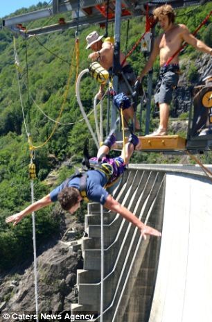 Họ thi nhau trải nghiệm cảm giác “thót tim” khi được nhảy bungee (nhảy chúc đầu có dây đai bảo vệ) tại con đập được mệnh danh là nguy hiểm nhất hành tinh – nơi nhân vật James Bond trong bộ phim Golden Eye thuộc serie phim về điệp viên 007 – đã nhảy từ độ cao 230m xuống phía dưới.