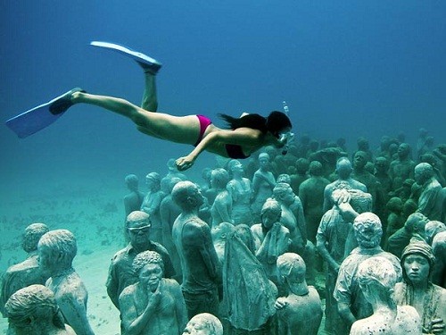 Bảo tàng MUSA là tác phẩm của nhà điêu khắc người Anh Jason deCaires Taylor. Với mục đích vừa làm nơi tái tạo lại san hô và làm địa điểm du lịch lặn nên MUSA đã được ra đời. Hiện tại MUSA có hơn 500 tác phẩm điêu khắc đặt dưới độ sâu 9m giữa Cancun và Isla de Mujeres, bang Quintana, Mexico.