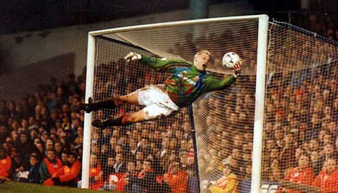 Trong trận gặp Tottenham mùa giải 1994, Peter Schmeichel đã khiến cho Steve Sedgley phải hối tiếc khi chứng kiến pha bay người đẩy bóng của mình.