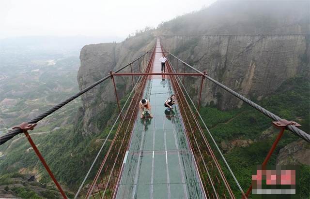 Cây cầu treo này có chiều dài khoảng 300m và cho phép du khách trải nghiệm một cảm giác mạo hiểm với cái nhìn xuyên thấu dội thẳng xuống vực sâu 180m.