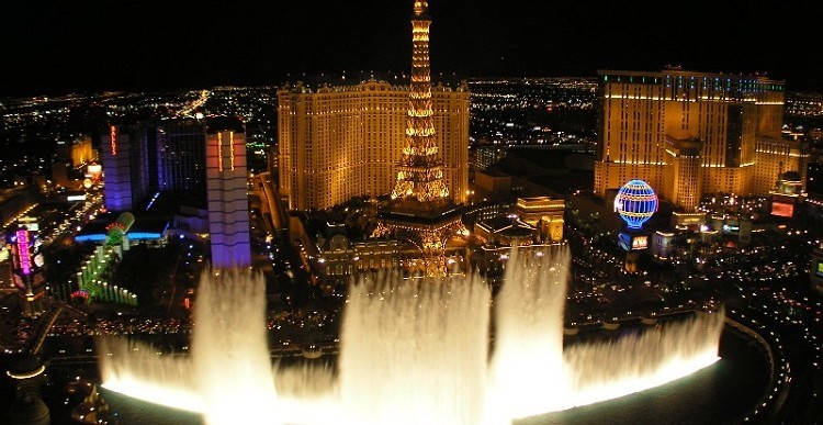 Đài phun nước Bellagio (LasVegas, Mỹ): với diện tích hơn 3.2 héc-ta, đài phun nước Bellagio là điểm thu hút khách du lịch nhiều nhất mỗi khi đặt chân đến Las Vegas. Nó làm bất kì du khách nào đi qua cũng đều phải ngạc nhiên với những cột nước biết nhảy múa theo điệu nhạc và góp phần vào sự nhộn nhịp và sôi động của Las Vegas.