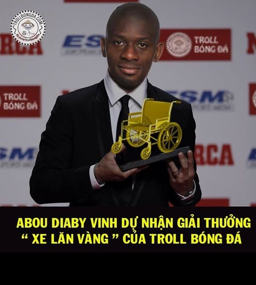 Cầu thủ Abou Diaby (Arsenal) mới chỉ trở lại tập luyện cùng đồng đội sau thời gian dài điều trị chấn thương. Nhưng ngay trong buổi tập đầu tiên cầu thủ này lại tiếp tục gặp chấn thương và vì thế cư dân mạng trao cho anh danh hiệu "chiếc xe lăn vàng". Ảnh: Trollbongda.