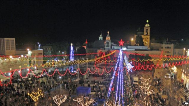  Nhà thờ Chúa Giáng Sinh (Bethlehem – Palestine):  Đối với những người theo đạo Thiên Chúa, Bethlehem rất quan trọng, là nơi Chúa Jesu đã sinh ra. Bethlehem cách Jerusalem 10km về phía nam. Du khách tập trung ở đây đêm Giáng sinh để tham dự thánh lễ Giáng sinh có từ ngàn xưa và chiêm ngắm máng cỏ nơi Chúa Jesu ra đời.