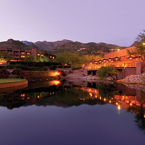  Loews Ventana Canyonon, Tucson là một khu resort trên núi Santa Catalina. Từ khách sạn ở đây, chỉ cần đi bộ vài phút là tới vùng hoang dã của người Mỹ. Đi xa khoảng 2,5 dặm là có thể cảm nhận được vẻ đẹp tự nhiên của núi. Tại có một đường mòn khoảng 900 mét lên trung tâm núi.