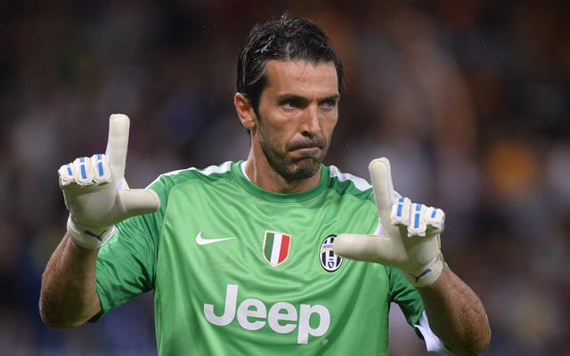 Gianluigi Buffon ( Juventus – Serie A): Với 22 trận giữ sạch lưới, thủ thành huyền thoại của bóng đá Ý tiếp tục cho thấy anh không hề xuống phong độ dù đã 36 tuổi.  Thủ môn xuất sắc nhất thế giới này đang cùng “Bà đầm già” hướng đến chức vô địch Serie A thứ 31 trong lịch sử và nằm trong kế hoạch đến EURO 2016 của tuyển quốc gia. 