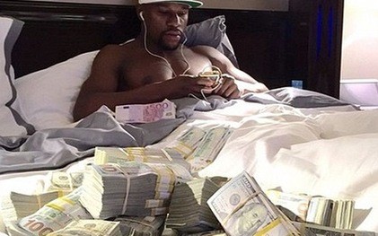 Floyd Mayweather (võ sĩ đấm bốc): Võ sĩ này chỉ cần 72 phút để kiếm 105 triệu USD. Với số tiền kiếm được, Mayweather mua biệt thự, du thuyền, máy bay riêng. Cách đây vài tháng, " thánh khoe của" Mayweather khoe ảnh nằm trên giường nghe nhạc, bên cạnh là hàng chục cọc tiền giá trị hàng triệu USD. 