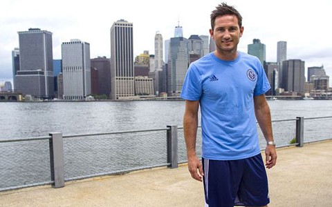  Frank Lampard sẽ chỉ bắt đầu chơi cho New York City từ đầu tháng 5/2014, thời điểm anh đã kết thúc mùa bóng với Man City, CLB “mẹ” của đội bóng MLS. Điều đó làm cho tình cảm giữa CĐV Mỹ với cầu thủ này càng thêm sứt mẻ, bởi họ chưa quên Lampard cách đây nhiều năm từng có mặt tại khách sạn Heathrow trong trạng thái say rượu trước một nhóm du khách Mỹ chỉ 1 ngày sau vụ khủng bố chấn động 11/9.