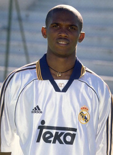 Samuel Eto’o gia nhập Real Madrid từ khi mới 16 tuổi và bị CLB này “xua đuổi” 3 năm sau đó. Real Madrid sai lầm thêm sai lầm khi để Eto’o đầu quân cho Barca.