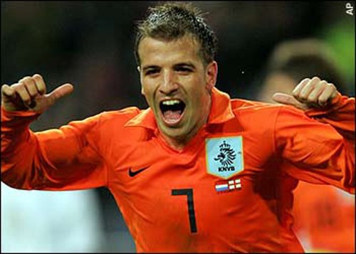 Van der Vaart. Ngôi sao bóng đá người Hà Lan Rafael van der Vaart bị phen mất mặt khi cô vợ đã ly dị, người mẫu Sylvie Meis, công khai thú nhận từng “cấm sừng” anh trong khoảng thời gian còn chung sống.