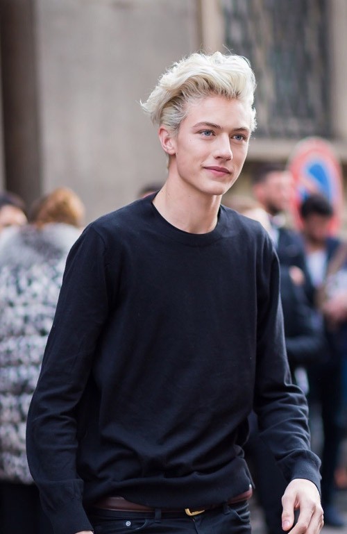  Người mẫu nam Lucky Blue Smith đang khiến giới trẻ châu Á “sốt sình sịch” bởi ngoại hình đẹp long lanh như hoảng tử trong truyện cổ tích.