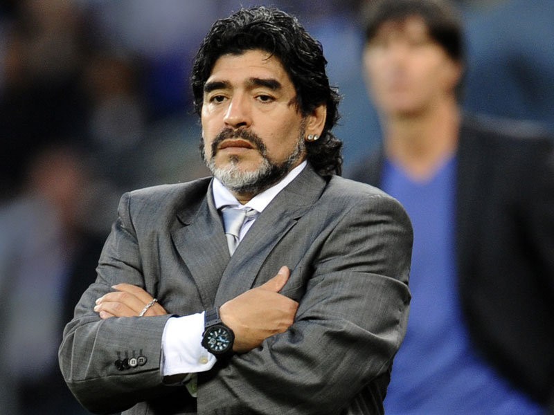 Mới đây, danh thủ Maradona đã khiến nhiều người bất ngờ khi xuất hiện với khuôn mặt cực trẻ trung.