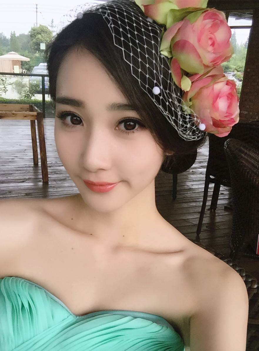 Ngụy Đông Thuy, sinh năm 1992 là hot girl rất được yêu thích của trường Đại học Tứ Xuyên bởi vẻ ngoài xinh đẹp đáng yêu, trong sáng.