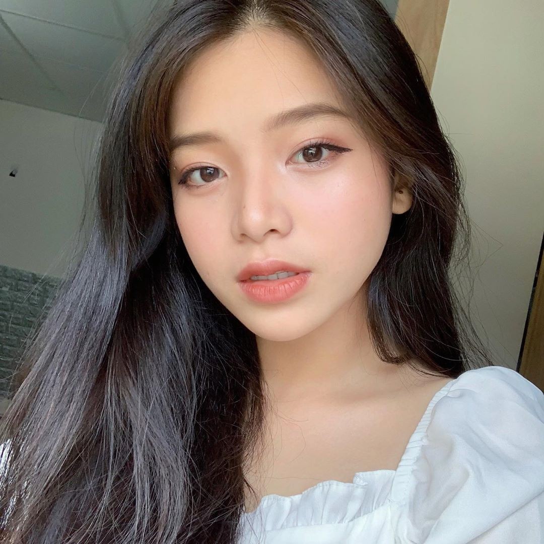 Nguyễn Ngọc Quỳnh (2001, nickname: Wyntracyy) là người mẫu ảnh đình đám với hơn 400 nghìn lượt theo dõi trên Instagram.