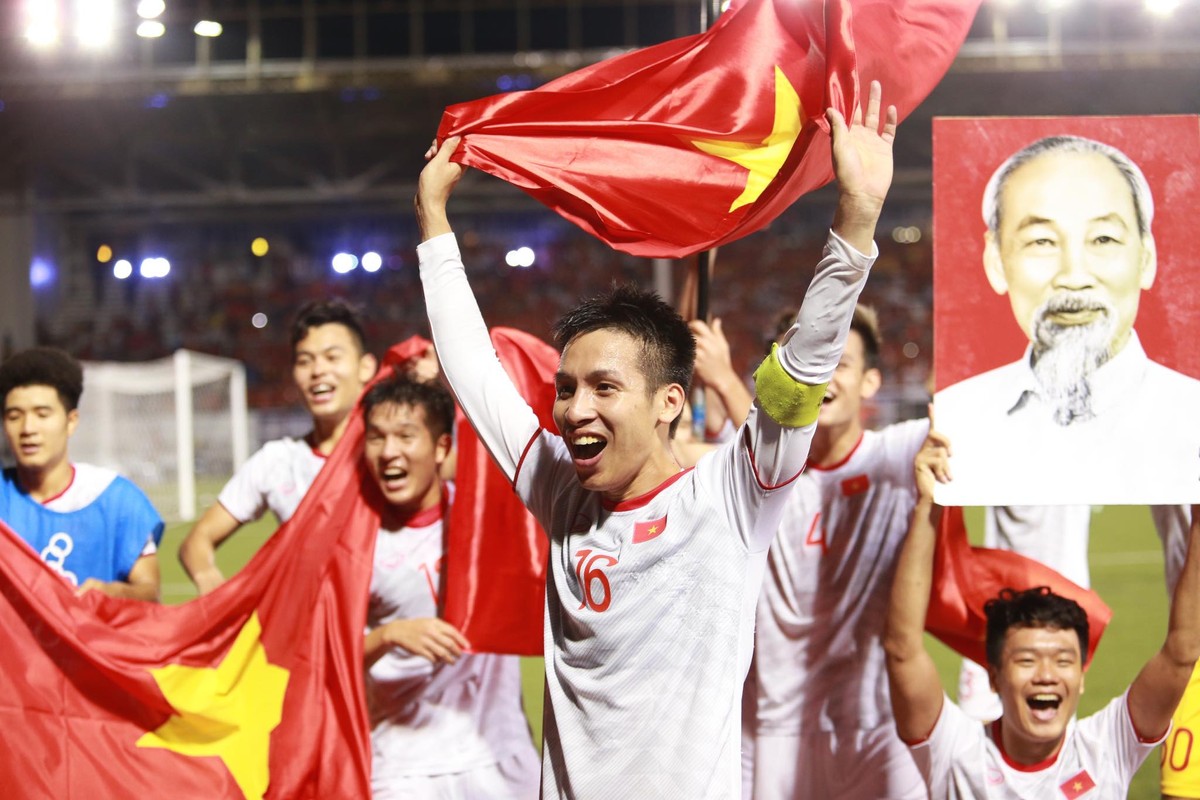 Chiến thắng 3-0 trước U22 Indonesia, U22 Việt Nam chính thức giành HCV  SEA Games 30 sau nhiều năm chờ đợi. Chứng kiến các cầu thủ thực hiện được ước mơ của hàng triệu người Việt sau 60 năm, dàn cầu thủ đàn anh ở nhà có cách chúc mừng khiến người khác sợ phát khiếp.