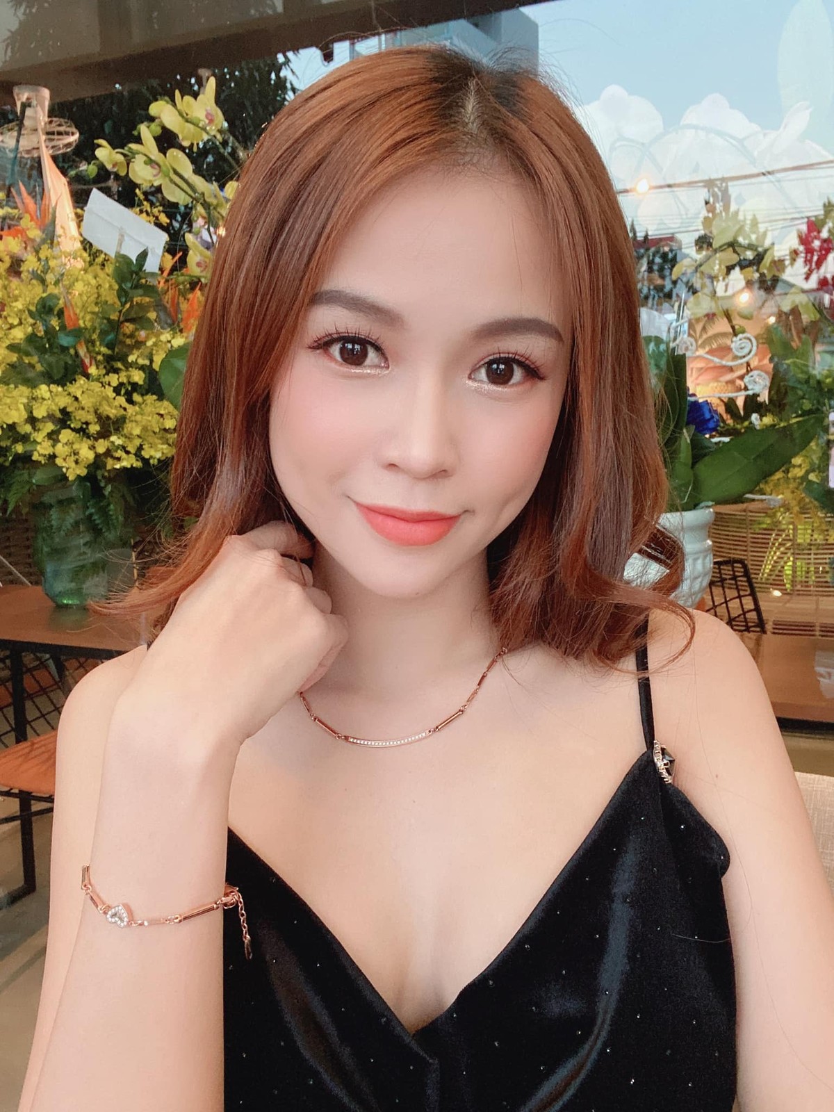 Sam (tên thật là Nguyễn Hà My, SN 1990) là một trong những  hot girl đời đầu của Việt Nam. Gương mặt xinh xắn nhưng thứ khiến cô nàng thật sự thu hút giữa một "rừng" gái xinh là chiếc má lúm cực duyên dáng.