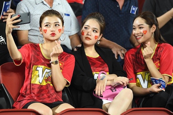 Mới đây, khi  Quang Hải cùng đội tuyển U23 Việt Nam sang Thái Lan dự VCK U23 Châu Á 2020, bạn gái tin đồn của anh là Huyền My cũng có mặt trên khán đài để cổ vũ. Cô nàng ngay lập tức gây chú ý nhờ nhan sắc xinh đẹp nổi bật. Điều này càng khẳng định việc hẹn hò của cả hai là có cơ sở.