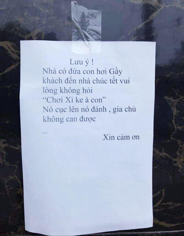 Mới đây, hình ảnh chụp một tờ giấy A4 in dòng chữ "Khác vui lòng đến không hỏi...Nó cục lên nó đánh, gia chủ không can được" xuất hiện trên mạng xã hội và ngay lập tức thành  trend được yêu thích.