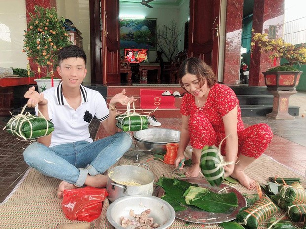  Cầu thủ Phan Văn Đức hí hửng khoe trên trang cá nhân gói bánh chưng ở bên nhà vợ. Theo dự kiến, anh sẽ cưới "hot girl mầm non" Võ Nhật Linh vào ngày mùng 6 Âm lịch tới đây, trước đó, cả hai đã làm đám hỏi vào tháng 12/2019.